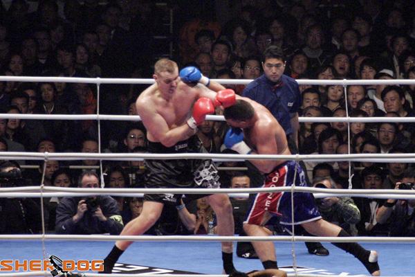 Peter Aerts lands a high right hook on Semmy Schilt 